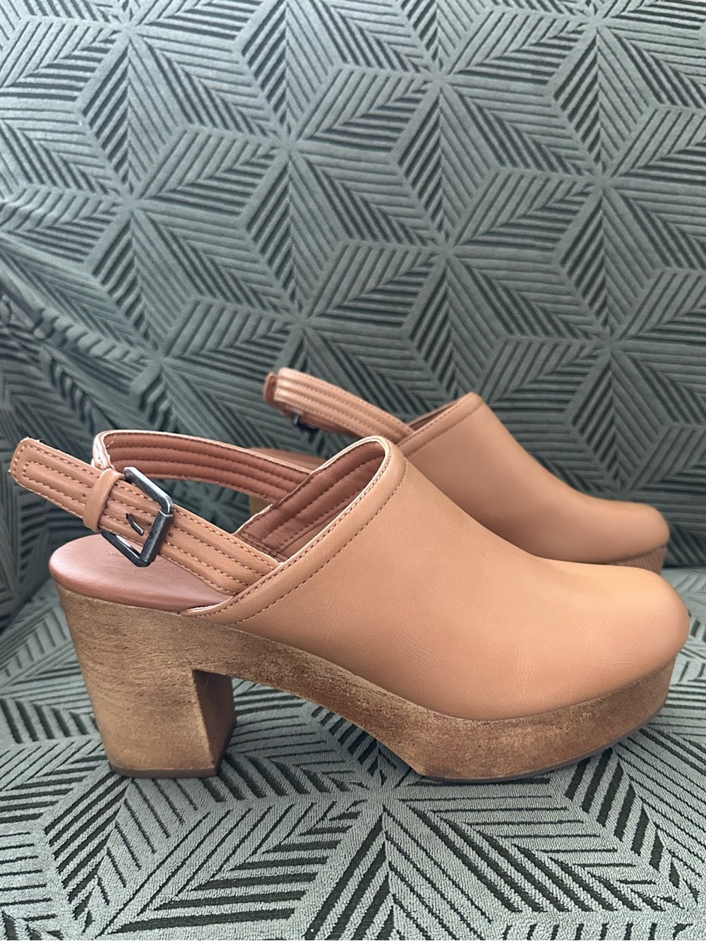 Universal Thread Tan Platform Clogs - Picture 2 of 5